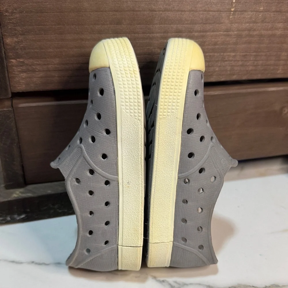 4/$15 Old Navy Gray Kids Slip-On Shoes Size 6c